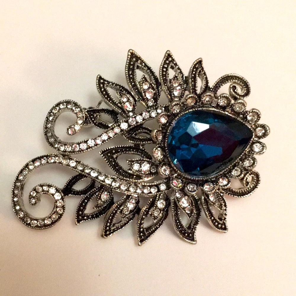 Large blue sapphire stone with clear rhinestone brooch